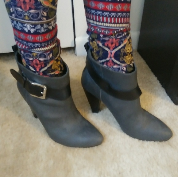 GUESS🔼super sexy buckle heel gray leather booties - Picture 6 of 6